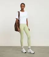 Legging deportivo de microfibra color verde claro, tiro alto, con moldería ajustada y bolsillo lateral funcional en el muslo.