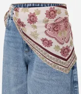 Pantalón de jean con corte barrel, de cintura media y perneras amplias con bajo afunilado. Cuenta con bolsillos funcionales, cierre tradicional y trabillas para cinturón. Incluye un pañuelo estampado desmontable en la cintura.