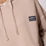 Canguro beige con capucha, cordones ajustables, bolsillo tipo canguro y logo de la marca en el pecho.