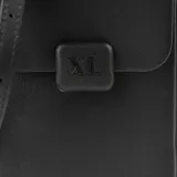 Bandolera pequeña de material símil cuero rígido color negro, con solapa frontal y herrajes plateados. Posee un compartimento principal con un bolsillo interno abierto y correa regulable.