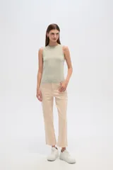 Musculosa gris sin mangas, al cuerpo y cuello a la base.