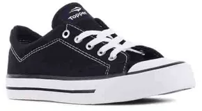 Championes Topper modelo Derby, de diseño urbano y casual. Confeccionados en lona negra con costuras blancas a la vista, cordones blancos y suela de goma blanca con detalle de línea negra.