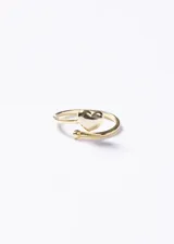Anillo ajustable de plata 925 con baño de oro 18k, con diseño abierto y dije de corazón en uno de sus extremos.