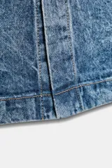 Falda midi de tiro medio confeccionada en denim con efecto lavado. Presenta cintura con trabillas, cierre frontal con cremallera, botón y gancho metálico, y una abertura en el bajo.