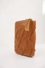 Billetera pequeña con cierre perimetral, confeccionada en material con estampado de piel de serpiente y detalle de bordado en relieve de color negro.
