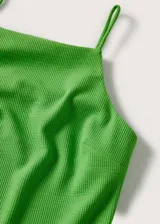 Vestido corto entallado de tejido de canalé, con cuello halter y tirantes finos.