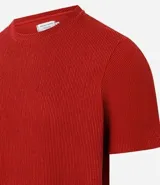 Remera de manga corta y cuello redondo, confeccionada en tejido de media malla con textura vertical. Presenta un diseño minimalista y ligero, ideal para un uso versátil y cómodo.