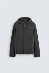 Chaqueta de punto de corte relajado, con capucha, manga larga y cierre frontal con cremallera. Presenta acabados en rib en puños y bajo.