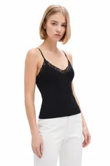 Musculosa blanca de breteles finos y escote en V con detalle de encaje bordado, de corte ajustado y corto.