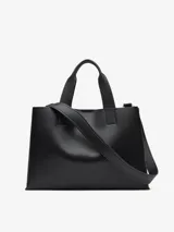Bolso shopper horizontal de poliuretano color beige, con dos compartimentos, cierre magnético, bolsillo interior con cierre, asa de mano y asa larga regulable y extraíble. Incluye logo grabado en el frente.