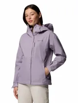 Campera impermeable Columbia modelo Hikebound II, color violeta. Cuenta con capucha ajustable, cierre frontal con solapa, bolsillos con cremallera en el pecho y laterales, y puños ajustables. Diseñada con tecnología Omni-Tech para mayor protección contra la lluvia.