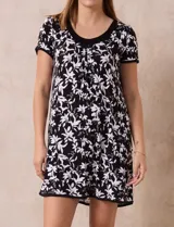 Camisón corto de tejido suave con estampado de leopardo en tonos grises y rosados, con escote redondo y mangas cortas.