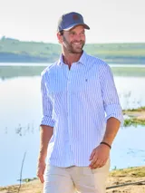 Camisa de vestir de hombre a cuadros celestes y blancos, de corte clásico, con cuello italiano y logo bordado en el frente.