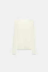Top de manga larga confeccionado en tejido de encaje con diseño floral, de color blanco y corte recto con cuello redondo.