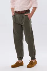 Pantalón bombacha de campo verde militar, confeccionado en algodón con elastano, de diseño tradicional con pinzas en la cintura, bolsillos laterales y botamanga con ajuste de botón.