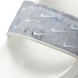 Sandalias Nike Duo SE blancas con doble tira superior gris estampada con logos de Nike y letras Nike en verde.