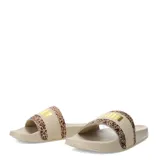 Sandalias Puma Leadcat 2.0 Animal Flair color beige con estampado animal print y logo dorado.