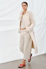 Jeans de tiro medio con diseño culotte y pierna ancha. Cuenta con cintura con trabillas, cierre frontal con cremallera y botón, y cinco bolsillos clásicos.