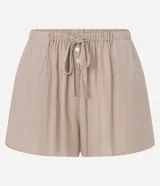 Short de playa color beige, confeccionado en viscosa y poliamida, con diseño holgado, bolsillos laterales, cintura elástica con cordón de ajuste tipo lazo y detalle de botones frontales.