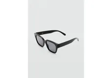 Lentes de sol con armazón de policarbonato negro y diseño cuadrado.