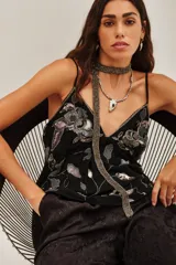 Top de breteles finos con escote en V, confeccionado en viscosa negra con bordados florales y aplicaciones de lentejuelas brillantes.