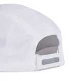 Gorro deportivo tipo gorra Adidas, color blanco, confeccionado en tejido de malla transpirable con logo reflectante en el frente.