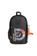 Mochila negra con diseño estampado frontal que incluye un mapa mundi y el texto "Life is Discovery". Presenta detalles en color naranja en las cremalleras y tiras, y un mosquetón negro en la parte superior.