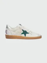 Zapatillas Golden Goose modelo Ball Star, color blanco con detalles en verde y plateado. Confeccionadas en cuero con efecto desgastado, presentan una estrella verde en el lateral, talón plateado y suela de goma color caramelo.