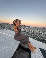 Vestido largo de tejido de punto calado color crema, con escote halter y espalda descubierta.