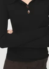 Jersey de punto color negro con cuello polo y cierre frontal de botones, de manga larga y diseño ajustado.