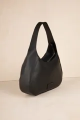 Mini bag color crema en símil cuero texturizado con asa fija.