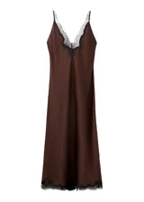 Vestido midi de satén color marrón chocolate, con escote en V profundo y ruedo decorados con encaje al tono. Presenta un diseño de tirantes finos y corte recto.