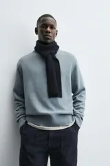 Jersey de corte regular fit confeccionado en una mezcla de lana y cashmere. Presenta cuello redondo, manga larga y acabados en rib en puños y bajo.