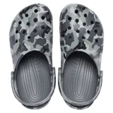 Zuecos Crocs Classic con estampado de camuflaje en tonos grises y negros.