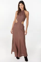 Vestido largo azul marino de lino italiano, con escote halter, aberturas laterales en la cintura y tajo en la falda.