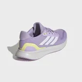 Championes de running Adidas modelo Runfalcon 5, color lila con las icónicas tres tiras en blanco y detalles amarillos. Poseen parte superior de malla transpirable, forro textil y mediasuela Cloudfoam para una amortiguación suave.