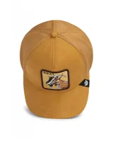 Gorra tipo trucker de color beige con frente de gamuza sintética y parte trasera de malla. Presenta un parche bordado en el frente con la imagen de una cabra y la inscripción G.O.A.T. sobre fondo dorado metálico.