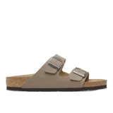 Sandalias Birkenstock modelo Arizona, color gris topo, con diseño clásico de dos tiras ajustables con hebillas metálicas, plantilla anatómica de corcho y suela de EVA.