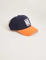 Gorra de béisbol azul marino con visera naranja, red beige en la parte trasera y parche bordado en el frente.