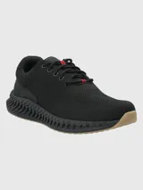 Sneaker de diseño deportivo con capellada de tejido knit negro, cordones al tono con detalle en rojo y suela con estructura tecnológica de amortiguación en color negro con base de goma clara.