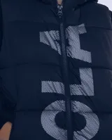 Chaleco largo negro estilo puffer con capucha y cierre frontal.