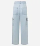 Pantalón de jean de corte recto y tiro alto, con bolsillos cargo laterales, trabillas en la cintura y cierre frontal con botón y cremallera.