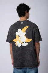 Remera de algodón con efecto acid wash en color gris oscuro. Presenta un diseño estampado en el pecho con una estrella amarilla y un personaje animado, y un corte semi-oversize.