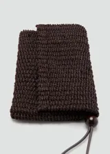 Neceser de mano marrón, con diseño trenzado y correa de muñeca con detalle de cuenta redonda.