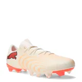 Championes de fútbol Puma Future 9 Match Fusion FG/AG para hombre, de color beige con detalles anaranjados y el logo de la marca en el talón.
