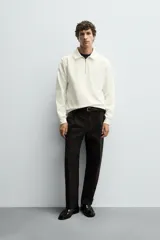 Sudadera polo azul marino de corte regular fit, confeccionada en tejido técnico interlock de algodón con elasticidad. Presenta cuello solapa, cierre frontal de cremallera y manga larga con acabados en rib.