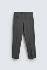 Pantalón de vestir regular fit color negro, confeccionado en tejido con mezcla de lana y elasticidad. Cuenta con cintura elástica, bolsillos frontales, bolsillos traseros de vivo con botón, y cierre frontal con cremallera y botón.