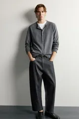 Jeans tapered wide fit de hombre, confeccionados en denim de algodón con efecto lavado en tono azul oscuro. Presentan diseño de cinco bolsillos, tiro medio, corte relajado y cierre frontal con cremallera y botón.