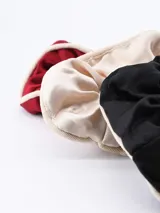 Set de tres scrunchies (ligas para el pelo fruncidas) con borde contrastante. Incluye uno negro con borde beige, uno beige con borde negro y uno marrón con borde beige.