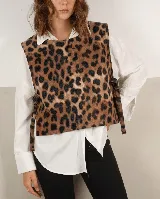 Chaleco corto con estampado animal print, diseño abierto en los laterales con ajuste mediante lazos, confeccionado en tejido de textura suave.